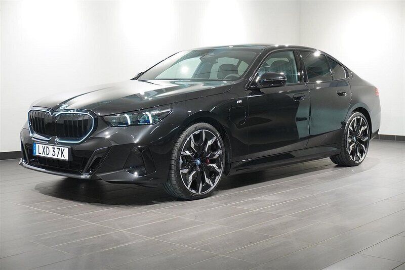 Svart Ny 2025 BMW 550e Efficient Dynamics Sedan | 1 057 000 kr (Marknadspris) - Bild 1/4