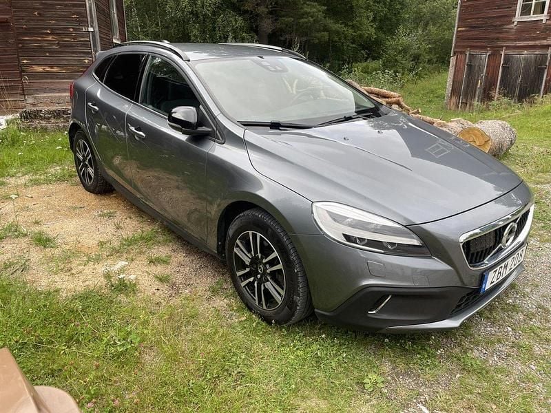 Grå Begagnad 2018 Volvo V40 CC Momentum Kombi | 210 000 kr (Marknadspris) - Bild 1/4