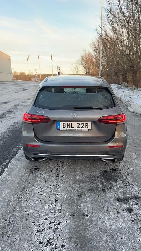 Begagnad Mercedes B180 136 HK (100 kW) 2019 Minibuss