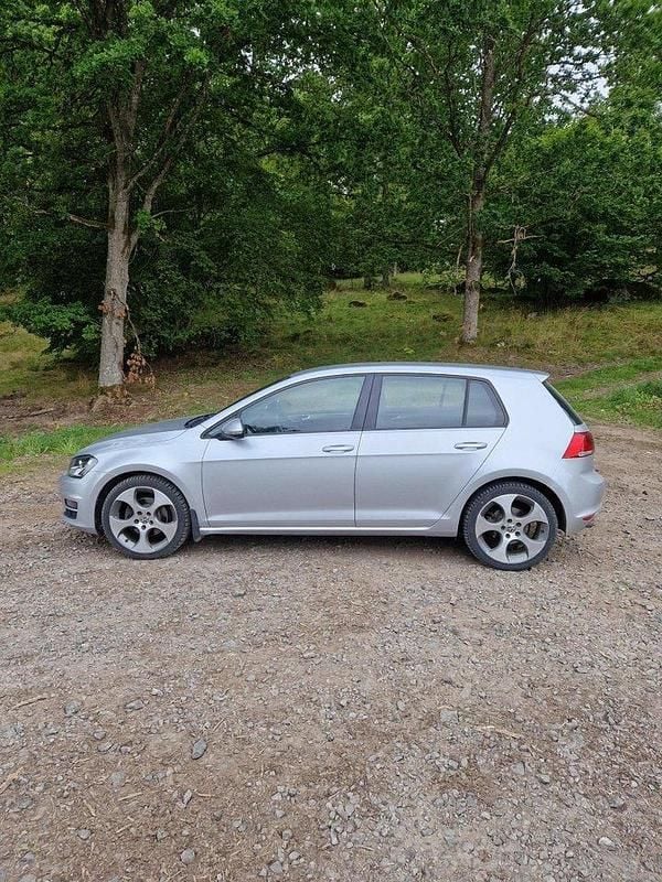 Silver Begagnad 2014 VW Golf VII Halvkombi | 79 000 kr (Bra pris) - Bild 1/4