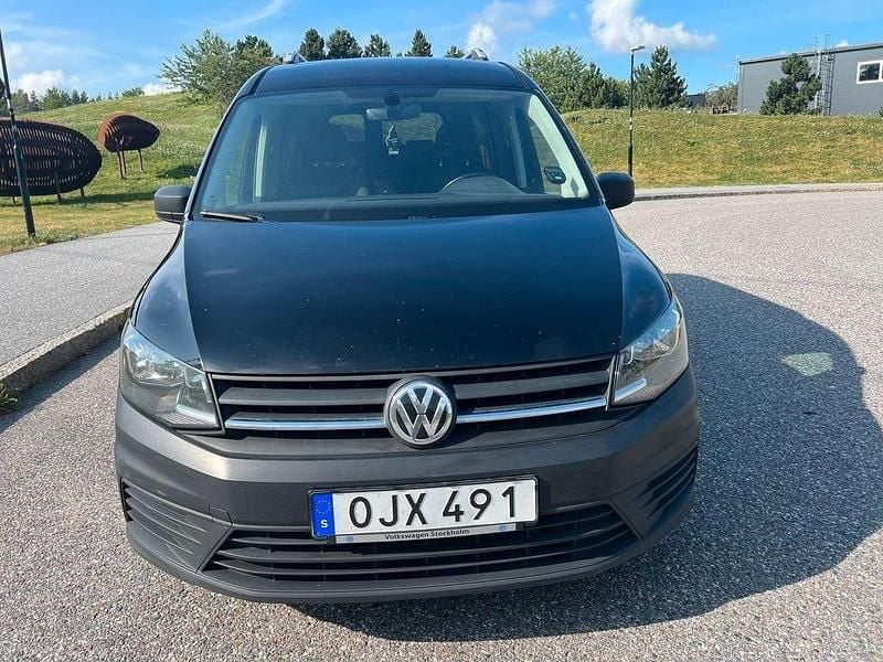 Svart Begagnad 2016 VW Caddy Maxi Life Life Minibuss | 159 000 kr (Marknadspris) - Bild 1/4