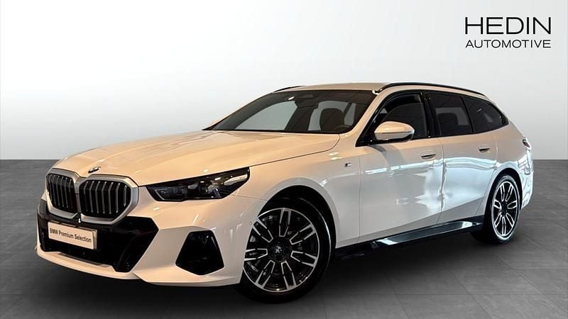 Vit (white) Begagnad 2025 BMW 520 M Sport Kombi | 598 700 kr (Lite dyr) - Bild 1/4