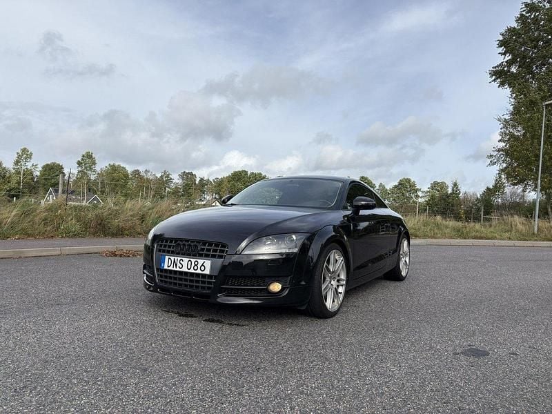Svart Begagnad 2007 Audi TT Sportkupé | 73 500 kr (Dyr) - Bild 1/4