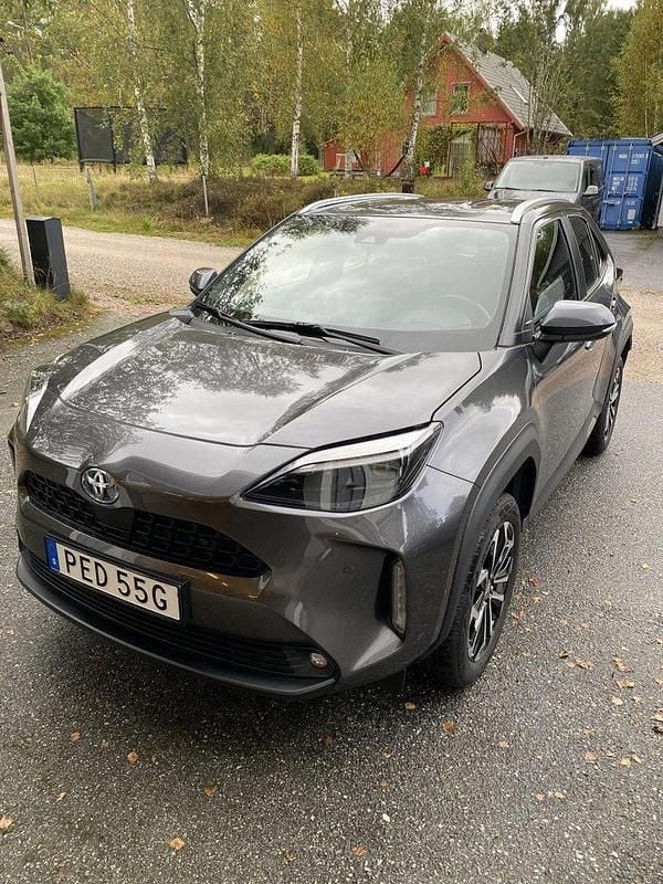 Grå Begagnad 2023 Toyota Yaris Hybrid Active SUV | 250 000 kr (Dyr) - Bild 1/4