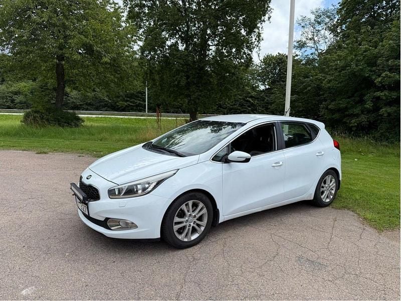 Vit Begagnad 2015 Kia Ceed Comfort Halvkombi | 85 000 kr (Superpris) - Bild 1/4