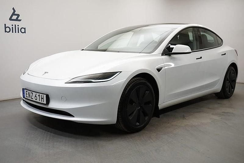 Vit Begagnad 2024 Tesla Model 3 Standard Range Sedan | 419 900 kr (Dyr) - Bild 1/3