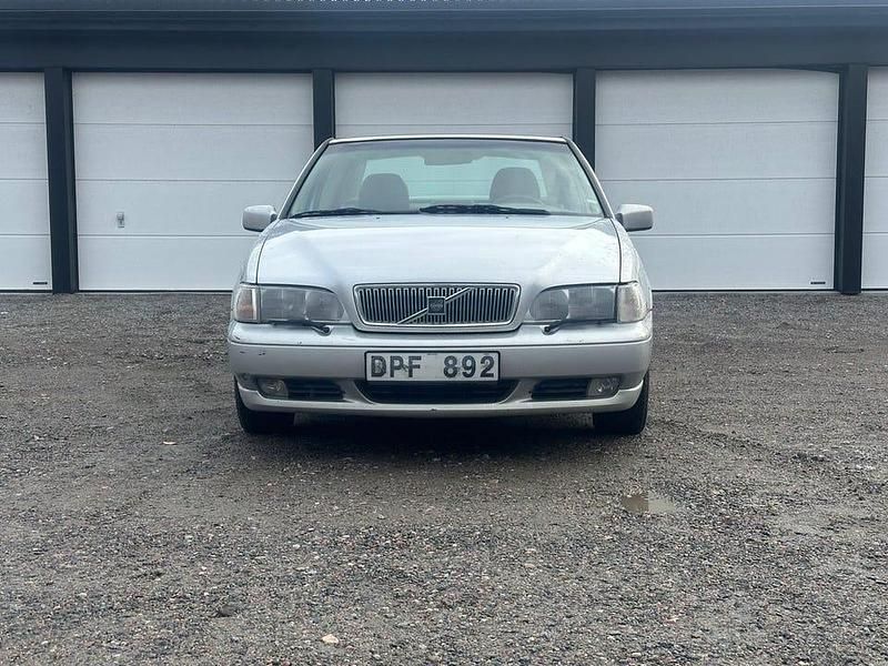 Ljusgrå Begagnad 1998 Volvo S70 SE Sedan | 29 900 kr (Marknadspris) - Bild 1/4