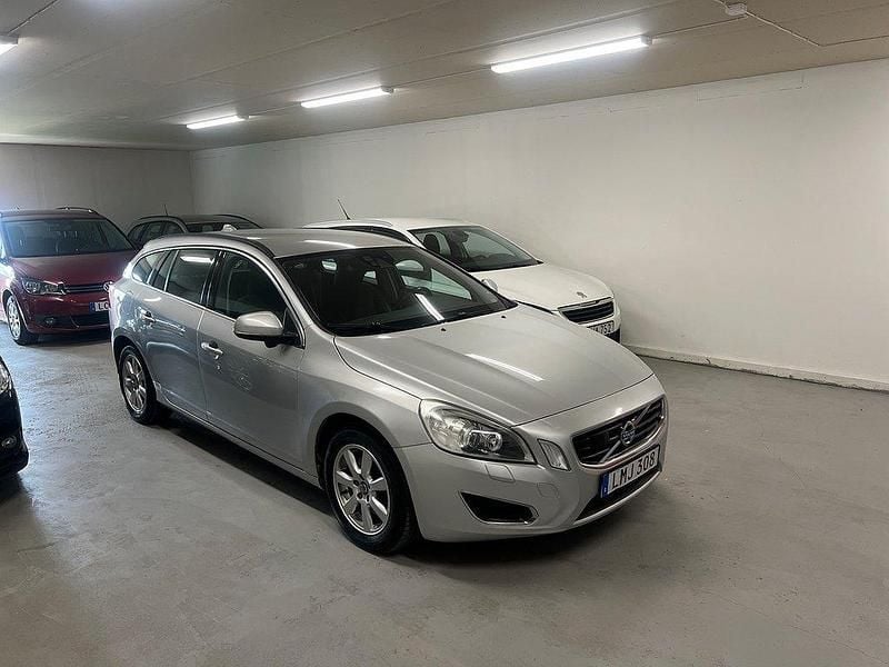 Ljusgrå Begagnad 2010 Volvo V60 Momentum Kombi | 44 900 kr (Marknadspris) - Bild 1/4