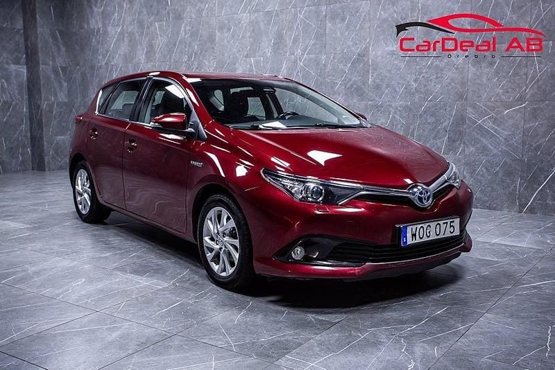 Röd Begagnad 2018 Toyota Auris Hybrid Active Halvkombi | 128 800 kr (Bra pris) - Bild 1/4