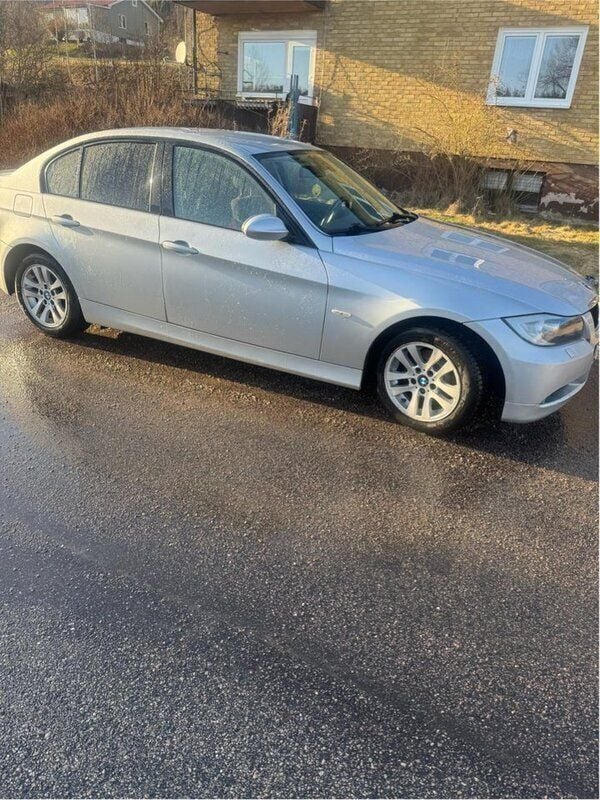 Grå Begagnad 2007 BMW 318 Advantage Sedan | 44 000 kr (Bra pris) - Bild 1/4