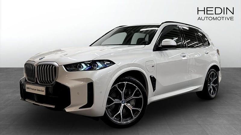Vit Begagnad 2025 BMW X5 Comfort Edition SUV | 958 700 kr - Bild 1/4