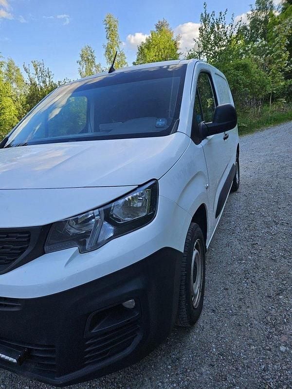 Vit Begagnad 2020 Peugeot Partner Minibuss | 75 000 kr (Superpris) - Bild 1/4