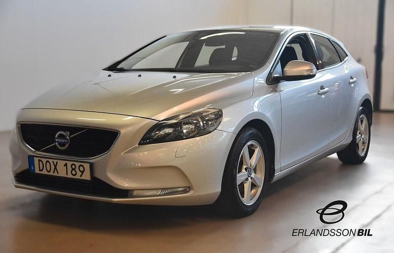 Silver Begagnad 2014 Volvo V40 Kinetic Kombi | 104 900 kr (Marknadspris) - Bild 1/4