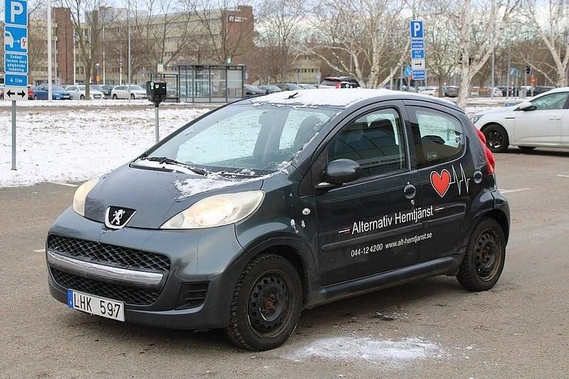 Grå Begagnad 2011 Peugeot 107 Halvkombi | 7 000 kr (Marknadspris) - Bild 1/4