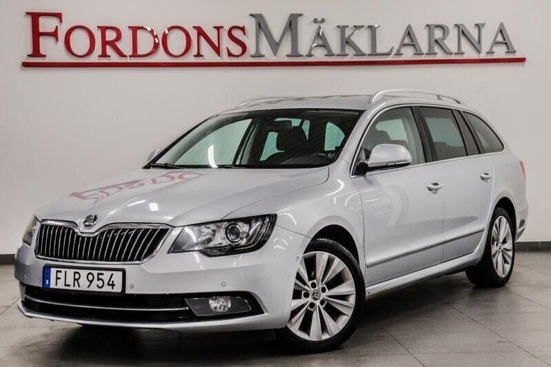 Silver Begagnad 2014 Skoda Superb Elegance Kombi | 83 900 kr (Marknadspris) - Bild 1/4