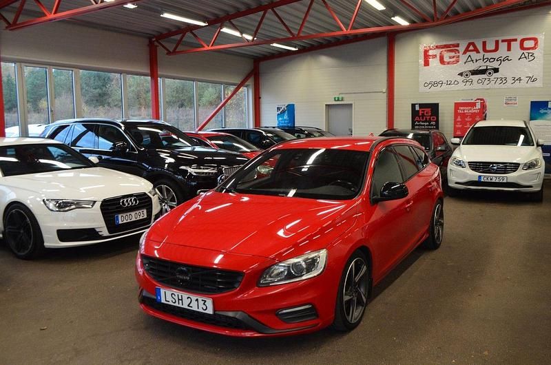 Röd Begagnad 2015 Volvo V60 R-Design Kombi | 139 000 kr (Marknadspris) - Bild 1/4