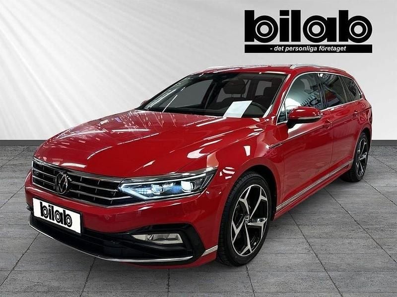 Röd Begagnad 2022 VW Passat R-line Kombi | 319 000 kr (Lite dyr) - Bild 1/4
