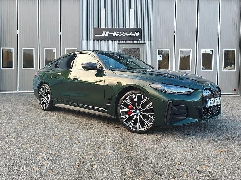 Grön Begagnad 2022 BMW i4 M Sport Sedan | 469 900 kr (Marknadspris) - Bild 1/4