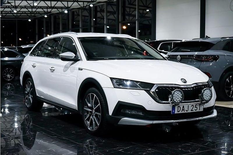 Vit Begagnad 2021 Skoda Octavia Scout Kombi | 294 500 kr (Marknadspris) - Bild 1/4