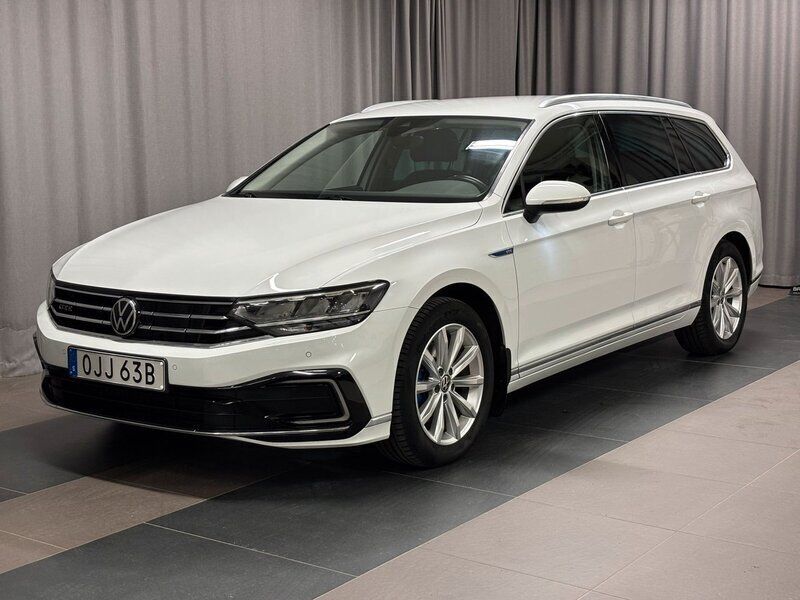 Vit Begagnad 2021 VW Passat GTE Kombi | 269 900 kr (Marknadspris) - Bild 1/4
