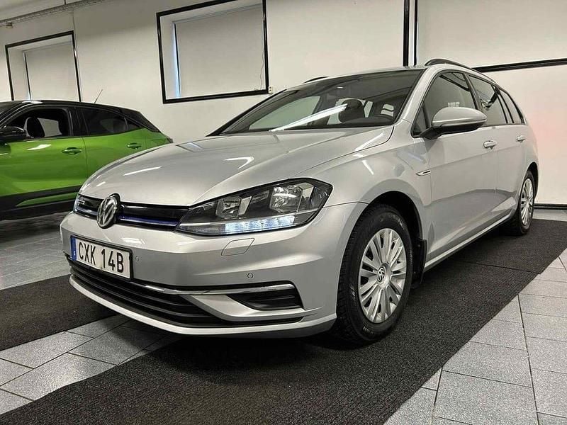 Silver Begagnad 2020 VW Golf VIII Kombi | 119 500 kr (Lite dyr) - Bild 1/4