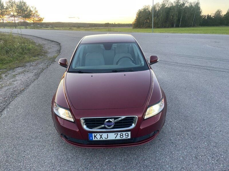 Röd Begagnad 2011 Volvo S40 Momentum Sedan | 74 000 kr (Marknadspris) - Bild 1/4