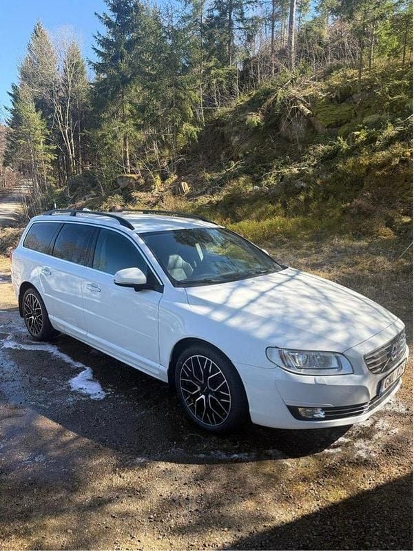 Vit Begagnad 2015 Volvo V70 Momentum Kombi | 163 000 kr (Dyr) - Bild 1/4
