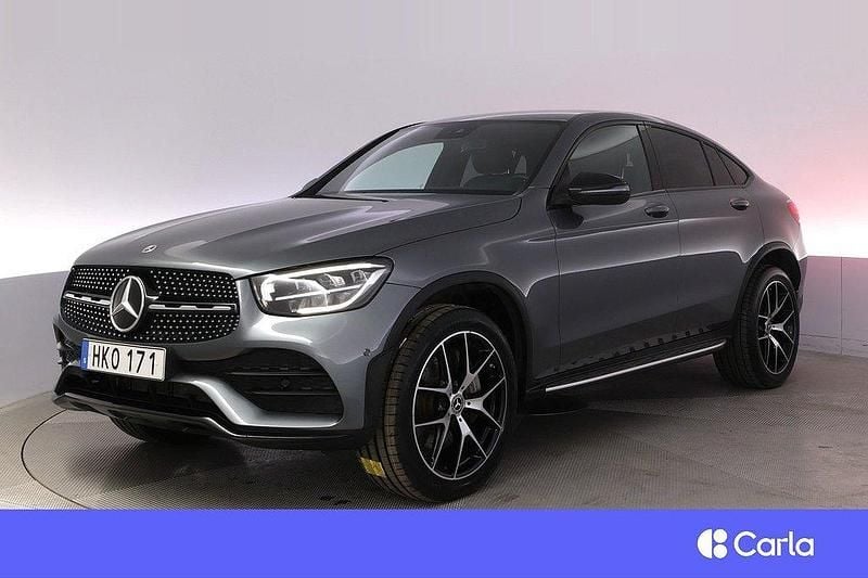 Grå Begagnad 2021 Mercedes GLC300e AMG Sportkupé | 517 900 kr (Marknadspris) - Bild 1/4