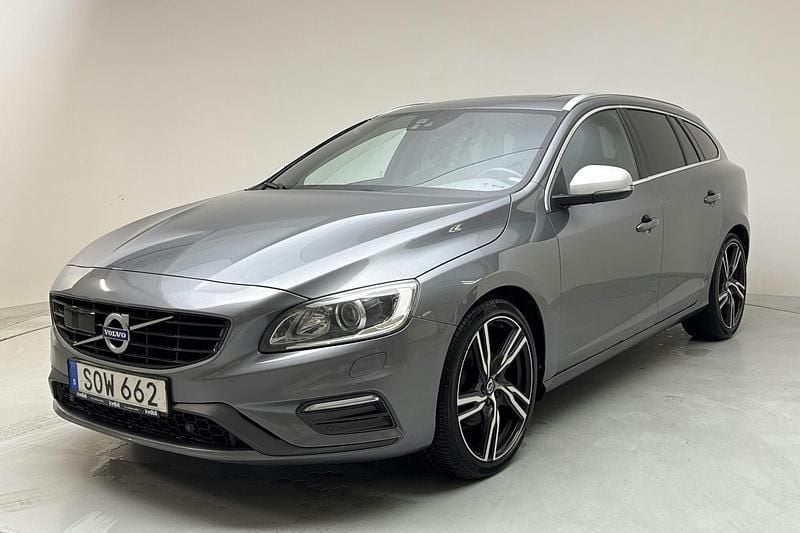 Grå Begagnad 2017 Volvo V60 R-Design Kombi | 90 000 kr (Superpris) - Bild 1/4