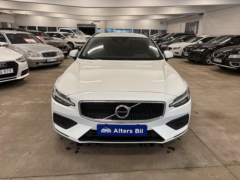 Vit Begagnad 2020 Volvo V60 Momentum Kombi | 149 900 kr - Bild 1/4