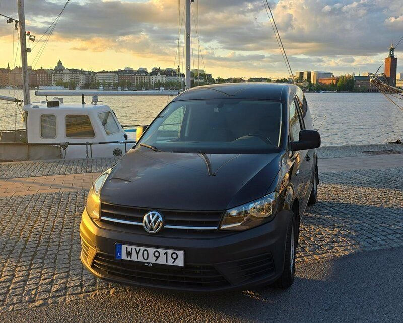 Svart Begagnad 2016 VW Caddy Minibuss | 117 900 kr (Marknadspris) - Bild 1/4
