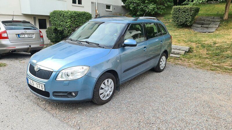 Ljusgrå Begagnad 2008 Skoda Fabia Ambiente Kombi | 27 900 kr (Marknadspris) - Bild 1/4