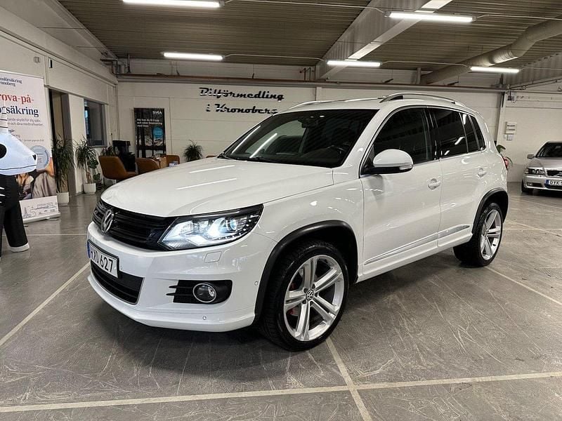 Vit Begagnad 2016 VW Tiguan R-line SUV | 169 900 kr (Superpris) - Bild 1/4