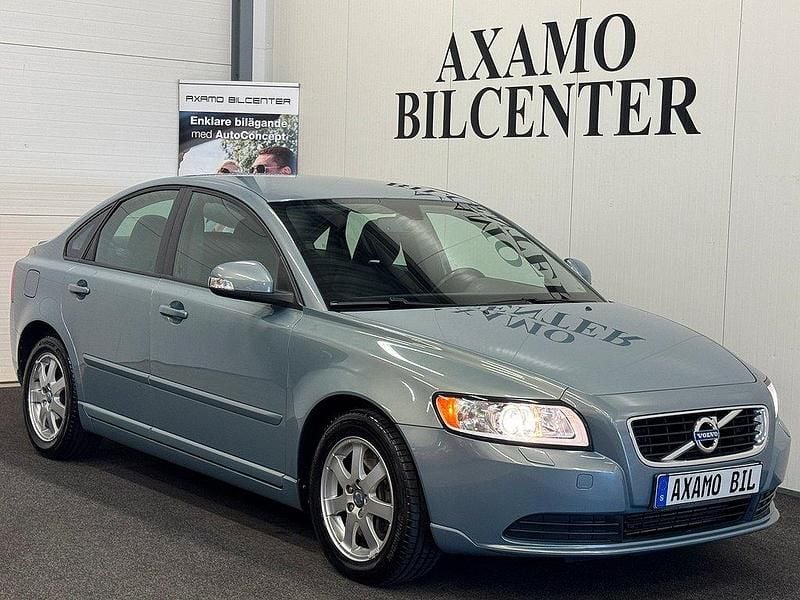 Ljusblå (blå) Begagnad 2011 Volvo S40 Kinetic Sedan | 59 900 kr (Marknadspris) - Bild 1/4