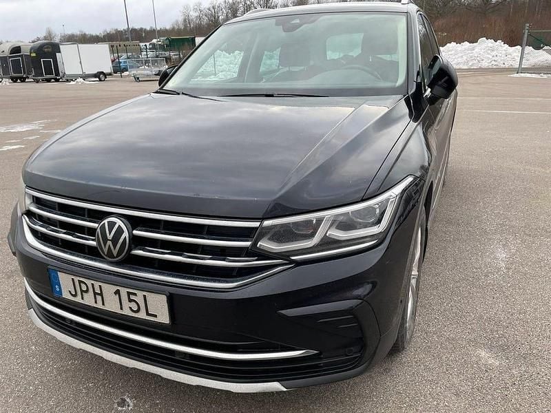 Svart metallic Begagnad 2024 VW Tiguan Elegance SUV | 309 000 kr (Marknadspris) - Bild 1/2