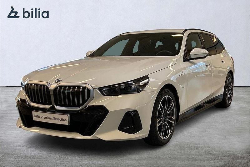 Vit Begagnad 2025 BMW 530e Comfort Edition Kombi | 659 000 kr (Superpris) - Bild 1/3