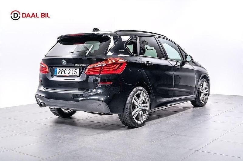 Begagnad BMW 225 Active Tourer iPerformance 224 HK (164 kW) 2018 Svart Minibuss