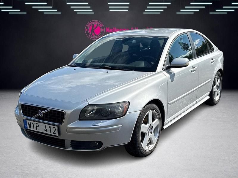 Ljusgrå Begagnad 2005 Volvo S40 Kinetic Sedan | 36 900 kr (Marknadspris) - Bild 1/4