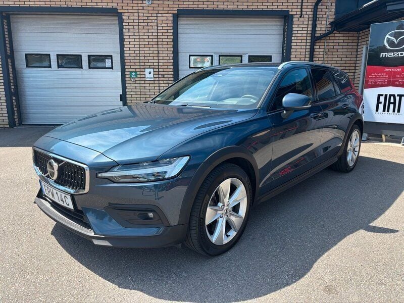Blå Begagnad 2023 Volvo V60 CC Core Kombi | 374 500 kr (Marknadspris) - Bild 1/2