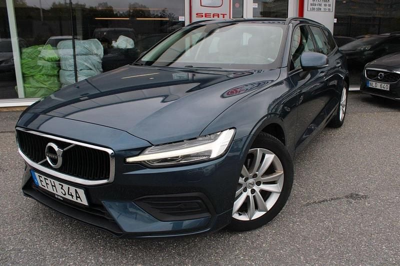 Mörkblå (blå) Begagnad 2020 Volvo V60 Momentum Kombi | 214 900 kr (Bra pris) - Bild 1/4
