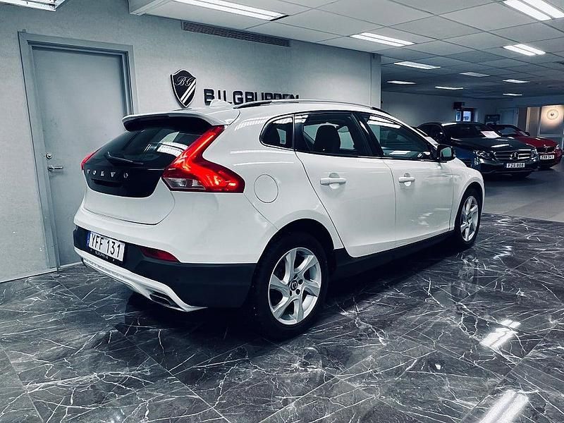 Begagnad Volvo V40 Momentum 150 HK (110 kW) 2015 Vit Halvkombi