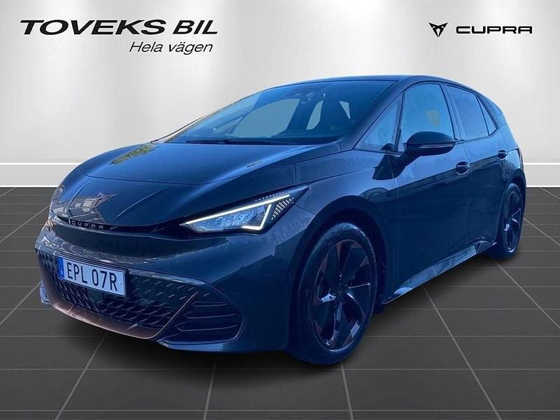 Mörkgrå (quasar grey metallic) Begagnad 2023 Cupra Born Halvkombi | 269 900 kr (Marknadspris) - Bild 1/4