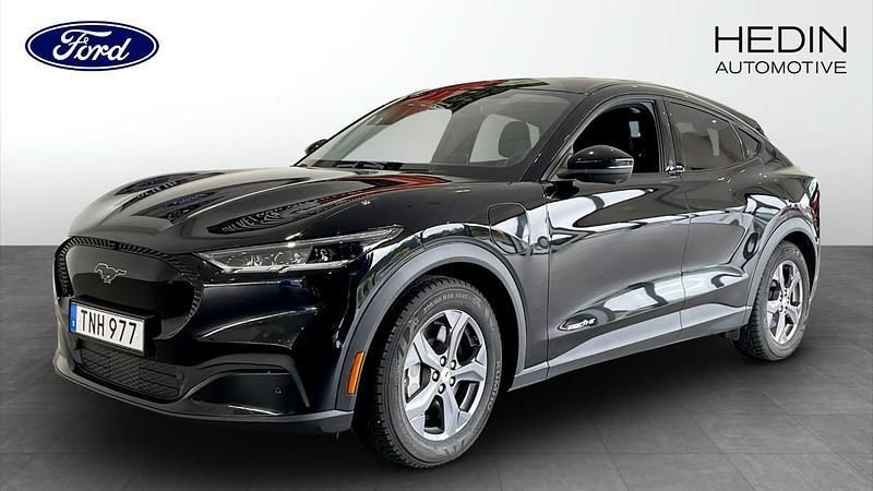 Svart (black) Begagnad 2022 Ford Mustang Mach-E Standard Range SUV | 324 900 kr (Superpris) - Bild 1/4