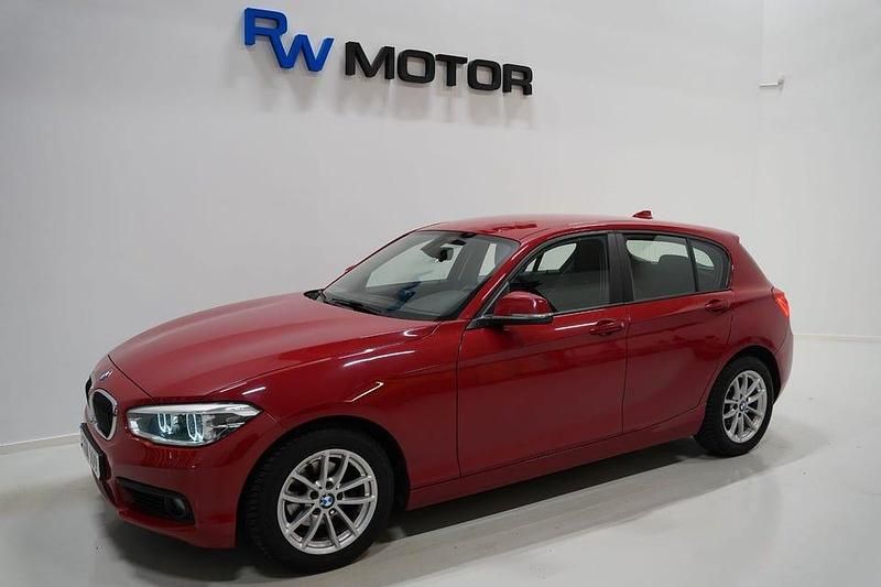 Röd Begagnad 2016 BMW 116 Advantage Halvkombi | 139 800 kr (Marknadspris) - Bild 1/4