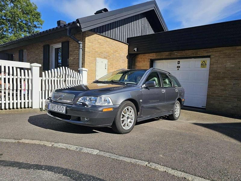 Grå Begagnad 2002 Volvo V40 Kombi | 23 000 kr (Superpris) - Bild 1/4