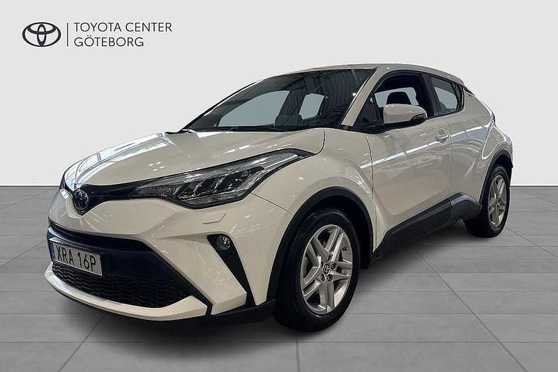 Vit Begagnad 2022 Toyota C-HR Active SUV | 279 900 kr (Marknadspris) - Bild 1/3
