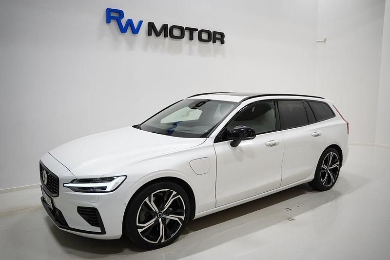 Vit Begagnad 2022 Volvo V60 Ultimate Kombi | 499 900 kr - Bild 1/4