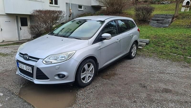 Grå Begagnad 2011 Ford Focus Kombi | 47 900 kr (Marknadspris) - Bild 1/4