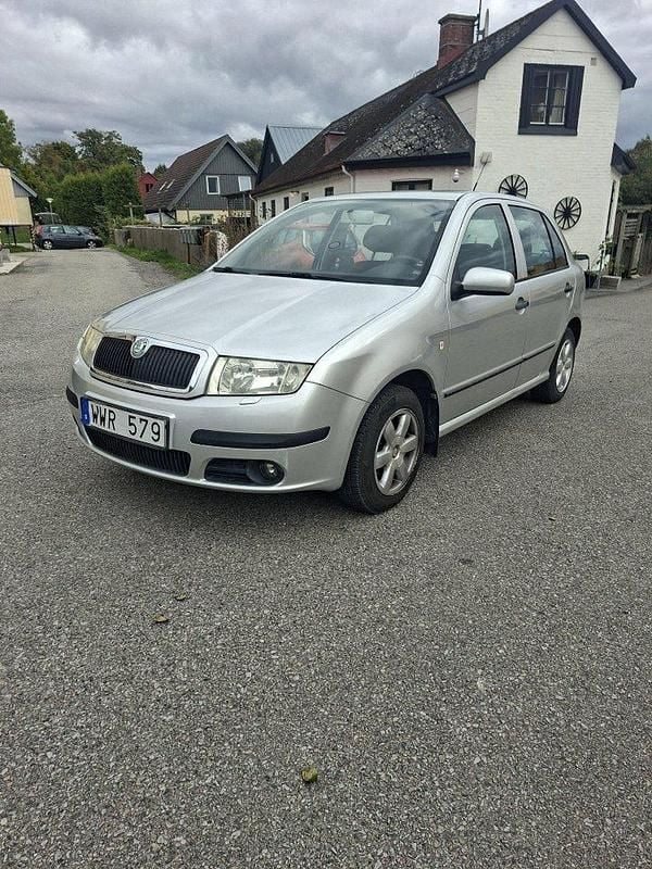 Silver Begagnad 2005 Skoda Fabia Halvkombi | 21 000 kr (Bra pris) - Bild 1/4