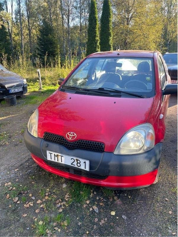 Röd Begagnad 2002 Toyota Yaris Halvkombi | 11 000 kr (Bra pris) - Bild 1/4